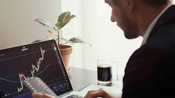Comment utiliser l'analyse des tendances pour prédire les besoins du marché ?