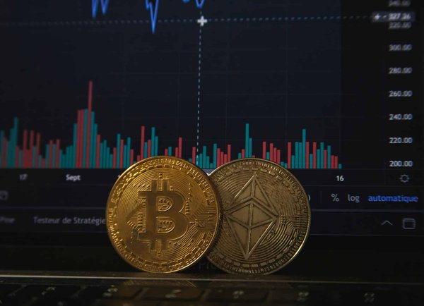 Quels sont les avantages de l'utilisation de la blockchain pour la gestion des droits numériques (DRM) ?