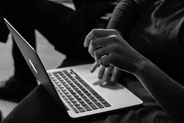 Comment la technologie de l'IA est-elle utilisée dans les services de recommandation de produits en ligne ?