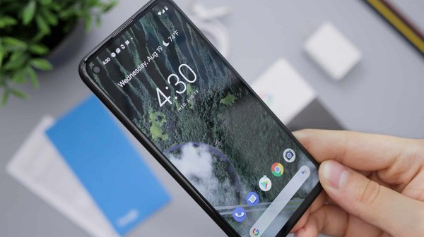 Comment activer le mode "Économie de batterie" sur un Samsung Galaxy S21 pour prolonger l'autonomie pendant de longs voyages ?