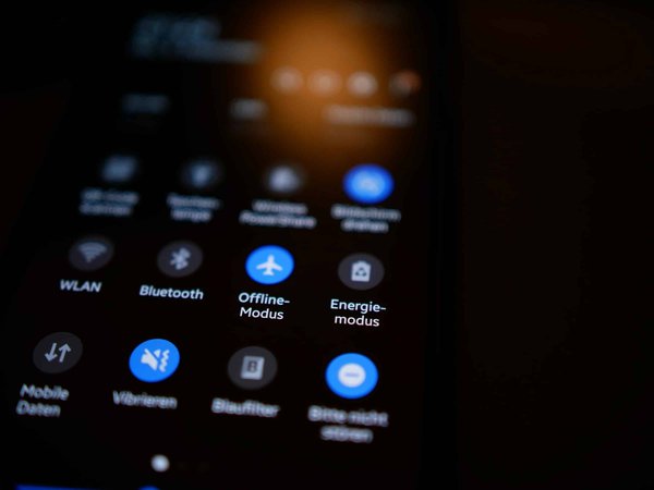 Comment activer et utiliser la fonctionnalité de partage de fichiers AirDrop sur un iPhone 13 ?